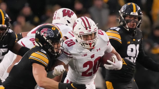 Iowa vs Wisconsin football 2022 USATSI_19419582